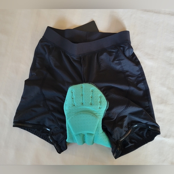 Padded mesh shorts for biking or spinning. - Picture 9 of 9